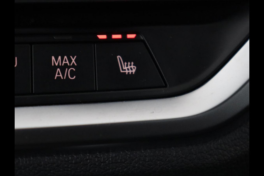 BMW 3 Serie Touring 330e | Trekhaak | Half Leder | Stoel & Stuurverwarming | Sfeerverlichting | Carplay | Sportstoelen | Navigatie | Cruise Control | Parkeerhulp | Live Cockpit | PHEV | Plug In