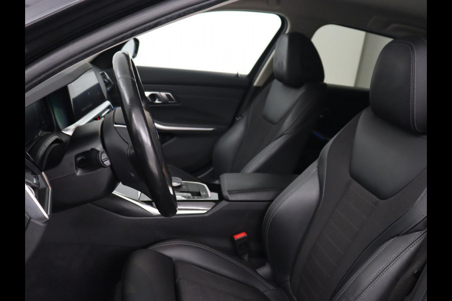 BMW 3 Serie Touring 330e | Trekhaak | Half Leder | Stoel & Stuurverwarming | Sfeerverlichting | Carplay | Sportstoelen | Navigatie | Cruise Control | Parkeerhulp | Live Cockpit | PHEV | Plug In