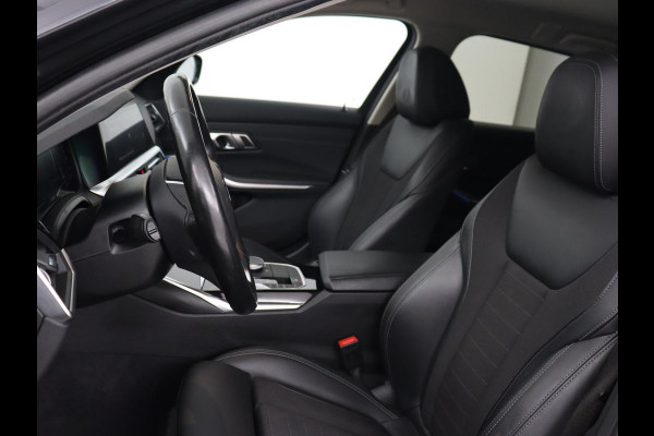 BMW 3 Serie Touring 330e | Trekhaak | Half Leder | Stoel & Stuurverwarming | Sfeerverlichting | Carplay | Sportstoelen | Navigatie | Cruise Control | Parkeerhulp | Live Cockpit | PHEV | Plug In