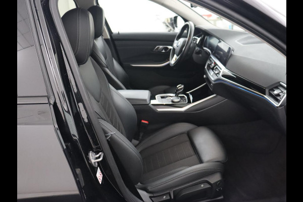 BMW 3 Serie Touring 330e | Trekhaak | Half Leder | Stoel & Stuurverwarming | Sfeerverlichting | Carplay | Sportstoelen | Navigatie | Cruise Control | Parkeerhulp | Live Cockpit | PHEV | Plug In