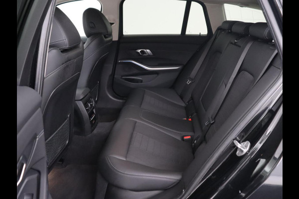 BMW 3 Serie Touring 330e | Trekhaak | Half Leder | Stoel & Stuurverwarming | Sfeerverlichting | Carplay | Sportstoelen | Navigatie | Cruise Control | Parkeerhulp | Live Cockpit | PHEV | Plug In