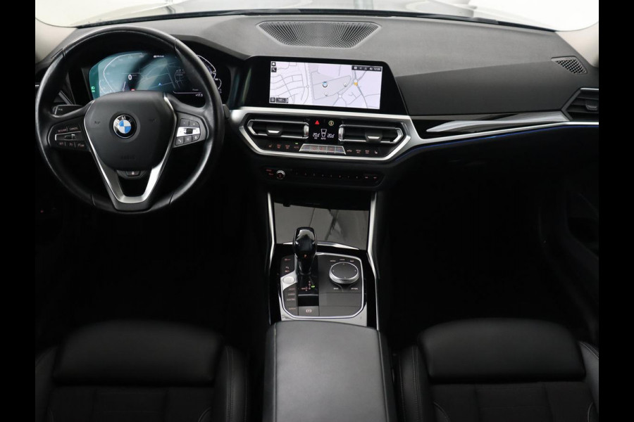 BMW 3 Serie Touring 330e | Trekhaak | Half Leder | Stoel & Stuurverwarming | Sfeerverlichting | Carplay | Sportstoelen | Navigatie | Cruise Control | Parkeerhulp | Live Cockpit | PHEV | Plug In