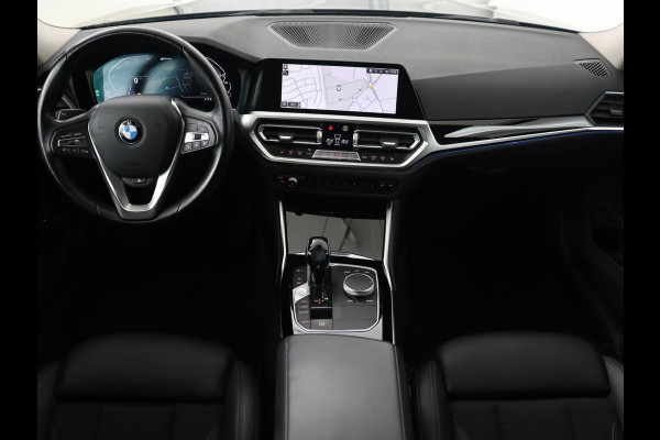 BMW 3 Serie Touring 330e | Trekhaak | Half Leder | Stoel & Stuurverwarming | Sfeerverlichting | Carplay | Sportstoelen | Navigatie | Cruise Control | Parkeerhulp | Live Cockpit | PHEV | Plug In