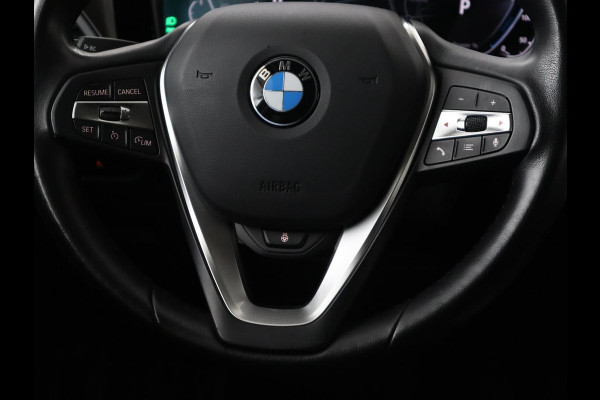 BMW 3 Serie Touring 330e | Trekhaak | Half Leder | Stoel & Stuurverwarming | Sfeerverlichting | Carplay | Sportstoelen | Navigatie | Cruise Control | Parkeerhulp | Live Cockpit | PHEV | Plug In