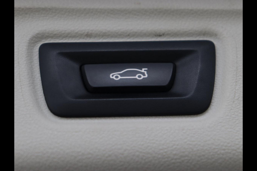 BMW 3 Serie Touring 330e | Trekhaak | Half Leder | Stoel & Stuurverwarming | Sfeerverlichting | Carplay | Sportstoelen | Navigatie | Cruise Control | Parkeerhulp | Live Cockpit | PHEV | Plug In