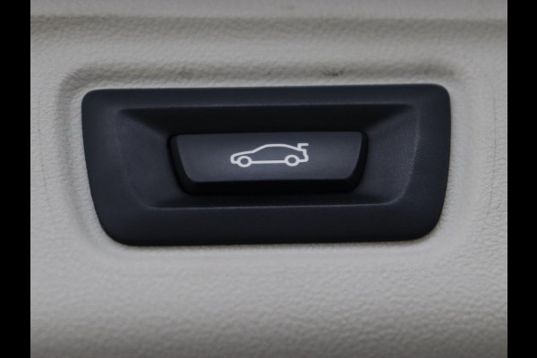 BMW 3 Serie Touring 330e | Trekhaak | Half Leder | Stoel & Stuurverwarming | Sfeerverlichting | Carplay | Sportstoelen | Navigatie | Cruise Control | Parkeerhulp | Live Cockpit | PHEV | Plug In