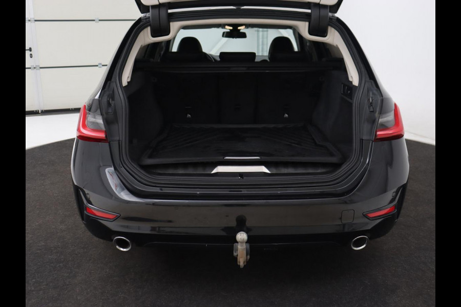 BMW 3 Serie Touring 330e | Trekhaak | Half Leder | Stoel & Stuurverwarming | Sfeerverlichting | Carplay | Sportstoelen | Navigatie | Cruise Control | Parkeerhulp | Live Cockpit | PHEV | Plug In