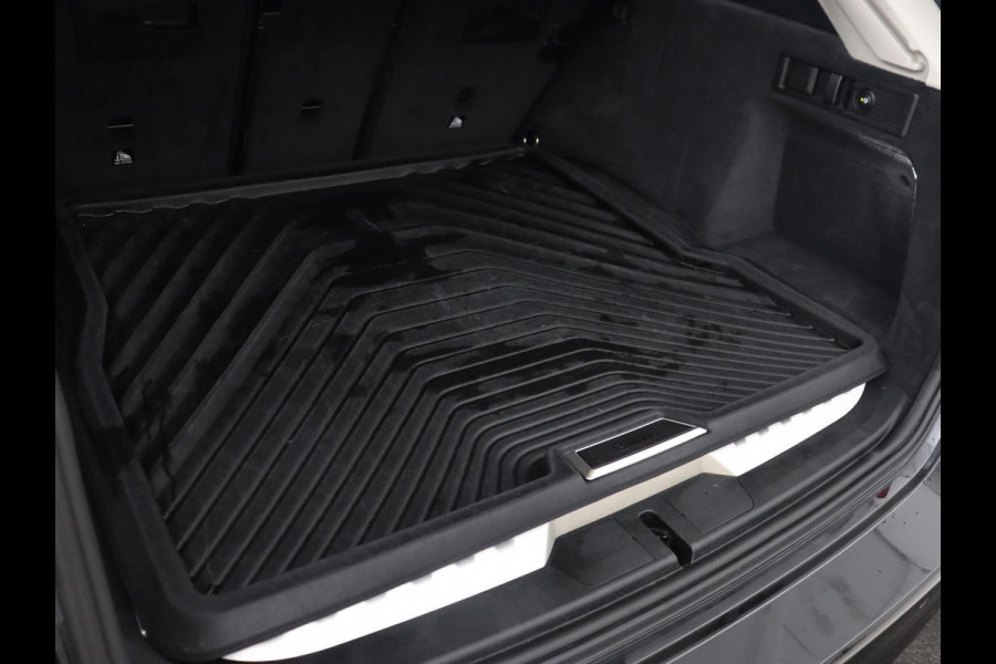 BMW 3 Serie Touring 330e | Trekhaak | Half Leder | Stoel & Stuurverwarming | Sfeerverlichting | Carplay | Sportstoelen | Navigatie | Cruise Control | Parkeerhulp | Live Cockpit | PHEV | Plug In