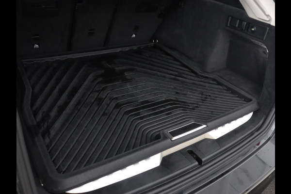 BMW 3 Serie Touring 330e | Trekhaak | Half Leder | Stoel & Stuurverwarming | Sfeerverlichting | Carplay | Sportstoelen | Navigatie | Cruise Control | Parkeerhulp | Live Cockpit | PHEV | Plug In