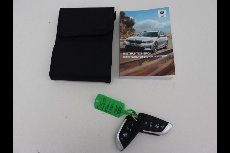 BMW 3 Serie Touring 330e | Trekhaak | Half Leder | Stoel & Stuurverwarming | Sfeerverlichting | Carplay | Sportstoelen | Navigatie | Cruise Control | Parkeerhulp | Live Cockpit | PHEV | Plug In