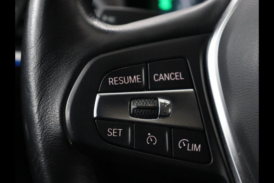 BMW 3 Serie Touring 330e | Trekhaak | Half Leder | Stoel & Stuurverwarming | Sfeerverlichting | Carplay | Sportstoelen | Navigatie | Cruise Control | Parkeerhulp | Live Cockpit | PHEV | Plug In