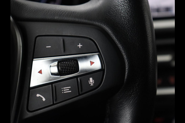 BMW 3 Serie Touring 330e | Trekhaak | Half Leder | Stoel & Stuurverwarming | Sfeerverlichting | Carplay | Sportstoelen | Navigatie | Cruise Control | Parkeerhulp | Live Cockpit | PHEV | Plug In