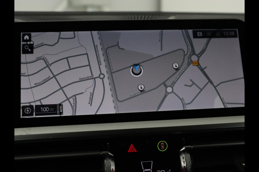BMW 3 Serie Touring 330e | Trekhaak | Half Leder | Stoel & Stuurverwarming | Sfeerverlichting | Carplay | Sportstoelen | Navigatie | Cruise Control | Parkeerhulp | Live Cockpit | PHEV | Plug In