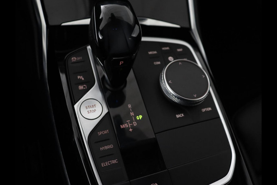 BMW 3 Serie Touring 330e | Trekhaak | Half Leder | Stoel & Stuurverwarming | Sfeerverlichting | Carplay | Sportstoelen | Navigatie | Cruise Control | Parkeerhulp | Live Cockpit | PHEV | Plug In