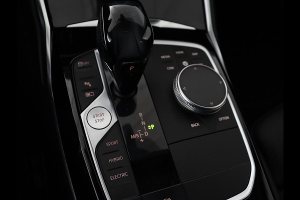 BMW 3 Serie Touring 330e | Trekhaak | Half Leder | Stoel & Stuurverwarming | Sfeerverlichting | Carplay | Sportstoelen | Navigatie | Cruise Control | Parkeerhulp | Live Cockpit | PHEV | Plug In