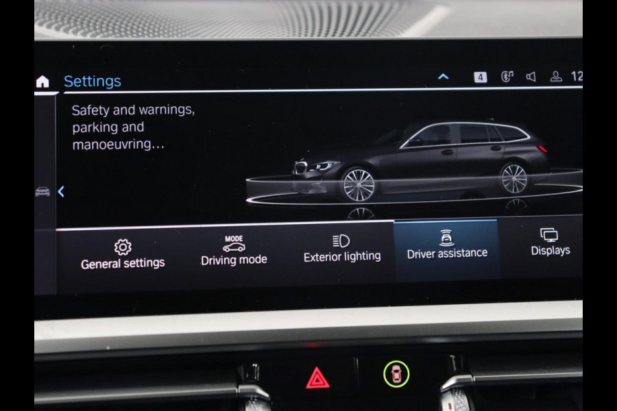 BMW 3 Serie Touring 330e | Trekhaak | Half Leder | Stoel & Stuurverwarming | Sfeerverlichting | Carplay | Sportstoelen | Navigatie | Cruise Control | Parkeerhulp | Live Cockpit | PHEV | Plug In