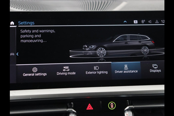 BMW 3 Serie Touring 330e | Trekhaak | Half Leder | Stoel & Stuurverwarming | Sfeerverlichting | Carplay | Sportstoelen | Navigatie | Cruise Control | Parkeerhulp | Live Cockpit | PHEV | Plug In