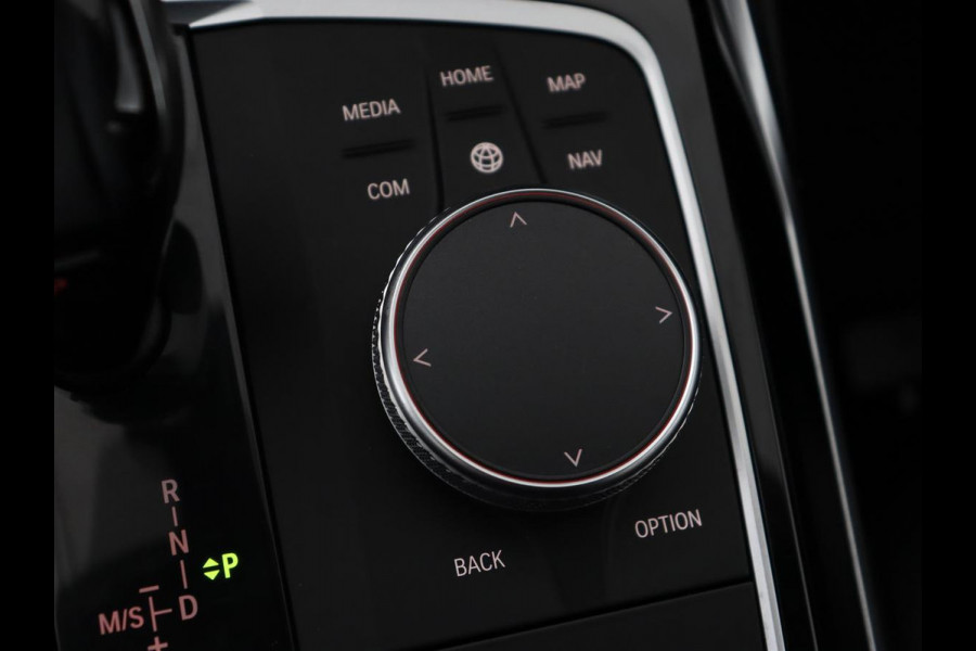 BMW 3 Serie Touring 330e | Trekhaak | Half Leder | Stoel & Stuurverwarming | Sfeerverlichting | Carplay | Sportstoelen | Navigatie | Cruise Control | Parkeerhulp | Live Cockpit | PHEV | Plug In