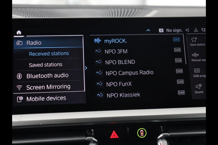 BMW 3 Serie Touring 330e | Trekhaak | Half Leder | Stoel & Stuurverwarming | Sfeerverlichting | Carplay | Sportstoelen | Navigatie | Cruise Control | Parkeerhulp | Live Cockpit | PHEV | Plug In