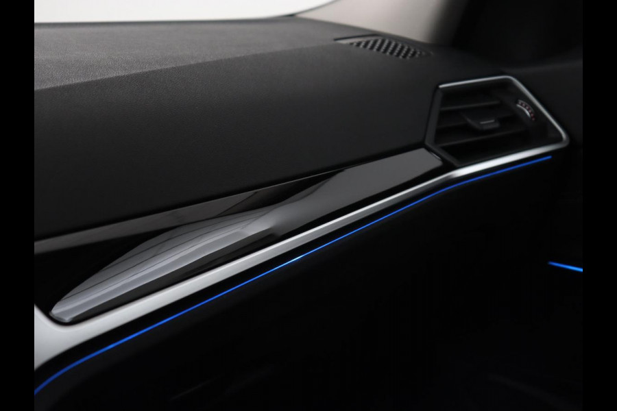 BMW 3 Serie Touring 330e | Trekhaak | Half Leder | Stoel & Stuurverwarming | Sfeerverlichting | Carplay | Sportstoelen | Navigatie | Cruise Control | Parkeerhulp | Live Cockpit | PHEV | Plug In