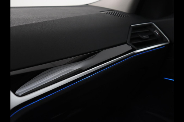 BMW 3 Serie Touring 330e | Trekhaak | Half Leder | Stoel & Stuurverwarming | Sfeerverlichting | Carplay | Sportstoelen | Navigatie | Cruise Control | Parkeerhulp | Live Cockpit | PHEV | Plug In