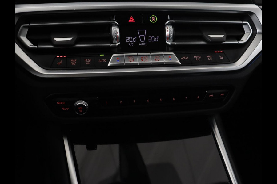 BMW 3 Serie Touring 330e | Trekhaak | Half Leder | Stoel & Stuurverwarming | Sfeerverlichting | Carplay | Sportstoelen | Navigatie | Cruise Control | Parkeerhulp | Live Cockpit | PHEV | Plug In
