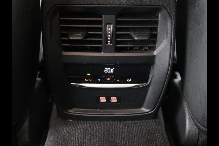 BMW 3 Serie Touring 330e | Trekhaak | Half Leder | Stoel & Stuurverwarming | Sfeerverlichting | Carplay | Sportstoelen | Navigatie | Cruise Control | Parkeerhulp | Live Cockpit | PHEV | Plug In