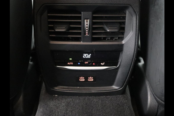 BMW 3 Serie Touring 330e | Trekhaak | Half Leder | Stoel & Stuurverwarming | Sfeerverlichting | Carplay | Sportstoelen | Navigatie | Cruise Control | Parkeerhulp | Live Cockpit | PHEV | Plug In