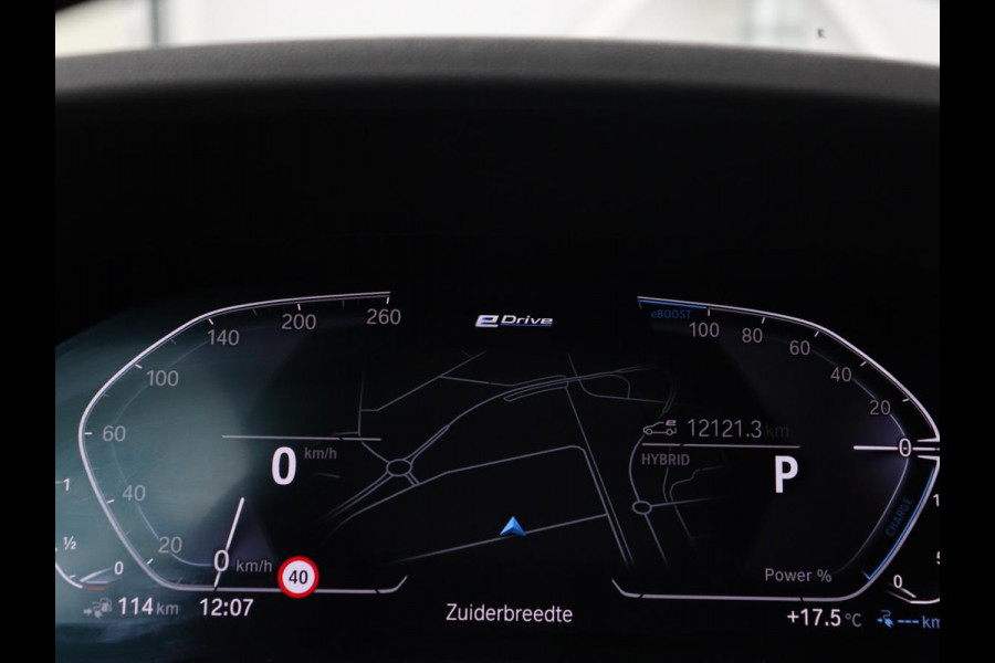 BMW 3 Serie Touring 330e | Trekhaak | Half Leder | Stoel & Stuurverwarming | Sfeerverlichting | Carplay | Sportstoelen | Navigatie | Cruise Control | Parkeerhulp | Live Cockpit | PHEV | Plug In