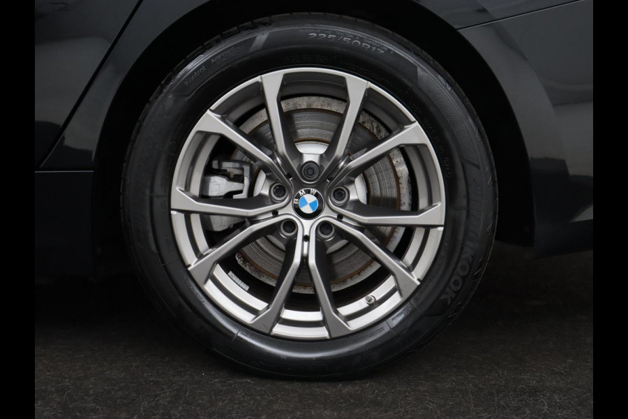 BMW 3 Serie Touring 330e | Trekhaak | Half Leder | Stoel & Stuurverwarming | Sfeerverlichting | Carplay | Sportstoelen | Navigatie | Cruise Control | Parkeerhulp | Live Cockpit | PHEV | Plug In