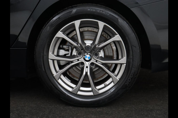 BMW 3 Serie Touring 330e | Trekhaak | Half Leder | Stoel & Stuurverwarming | Sfeerverlichting | Carplay | Sportstoelen | Navigatie | Cruise Control | Parkeerhulp | Live Cockpit | PHEV | Plug In