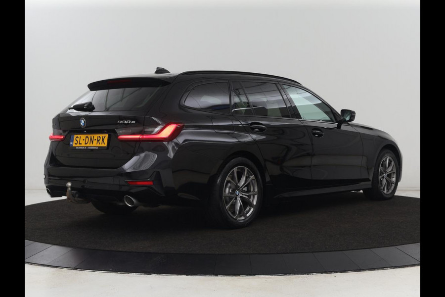 BMW 3 Serie Touring 330e | Trekhaak | Half Leder | Stoel & Stuurverwarming | Sfeerverlichting | Carplay | Sportstoelen | Navigatie | Cruise Control | Parkeerhulp | Live Cockpit | PHEV | Plug In