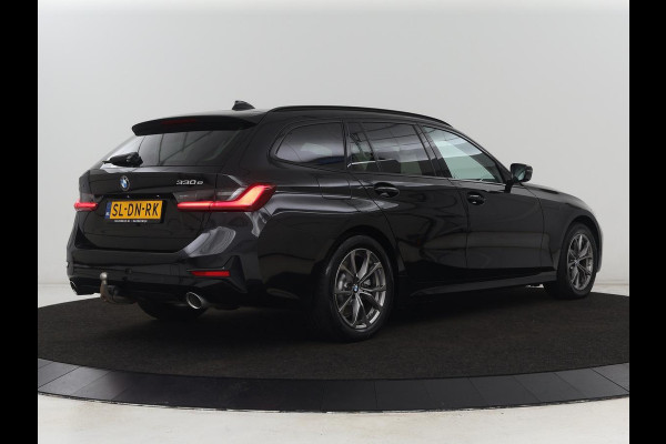 BMW 3 Serie Touring 330e | Trekhaak | Half Leder | Stoel & Stuurverwarming | Sfeerverlichting | Carplay | Sportstoelen | Navigatie | Cruise Control | Parkeerhulp | Live Cockpit | PHEV | Plug In