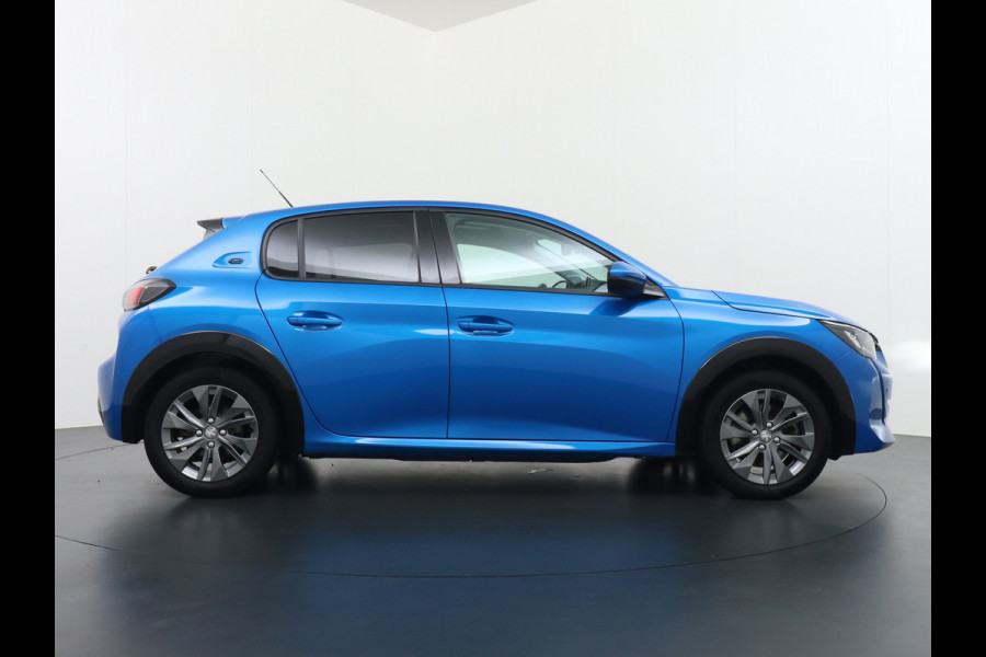 Peugeot e-208 EV Allure 50kWh Panormadak Adaptieve Cruise Control 360°Camera Navi Ecc Stoelverwarming Apple Carplay Android Auto DAB+ Lane Assist Keyless Led Pdc 1e Eigenaar 100% Dealeronderhouden Origineel Nederlandse Auto