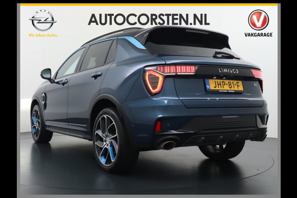 Lynk & Co 01 PHEV AUT-7 261pk Pano-Schuifdak Lmv 20" 360°Camera Apple Carplay Android Auto Adap.Cruise Navi Pdc Ecc Keyless Led Plug-In Hybri Elek.Memory.Stoel File assistent Dodehoek detector Elektrisch bedienbare achterklep Rijstrooksensor Wifi Verkeersbord detectie 425Nm koppel 3,7kw laadvermogen €41.883 Nieuwprijs