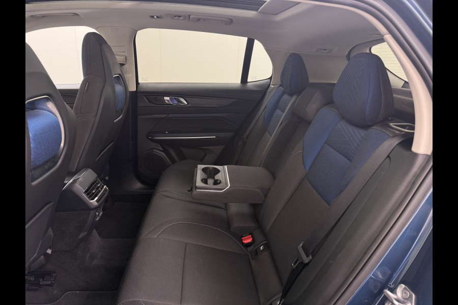 Lynk & Co 01 PHEV AUT-7 261pk Pano-Schuifdak Lmv 20" 360°Camera Apple Carplay Android Auto Adap.Cruise Navi Pdc Ecc Keyless Led Plug-In Hybri Elek.Memory.Stoel File assistent Dodehoek detector Elektrisch bedienbare achterklep Rijstrooksensor Wifi Verkeersbord detectie 425Nm koppel 3,7kw laadvermogen €41.883 Nieuwprijs