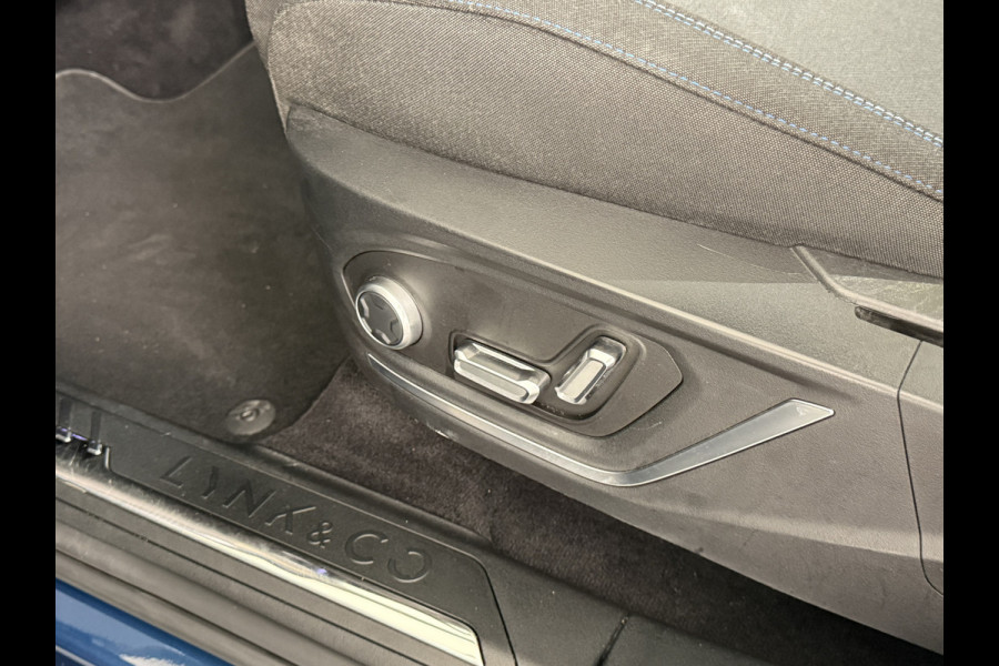 Lynk & Co 01 PHEV AUT-7 261pk Pano-Schuifdak Lmv 20" 360°Camera Apple Carplay Android Auto Adap.Cruise Navi Pdc Ecc Keyless Led Plug-In Hybri Elek.Memory.Stoel File assistent Dodehoek detector Elektrisch bedienbare achterklep Rijstrooksensor Wifi Verkeersbord detectie 425Nm koppel 3,7kw laadvermogen €41.883 Nieuwprijs