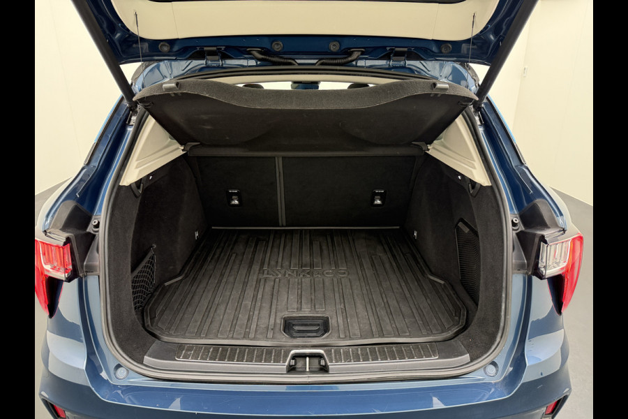 Lynk & Co 01 PHEV AUT-7 261pk Pano-Schuifdak Lmv 20" 360°Camera Apple Carplay Android Auto Adap.Cruise Navi Pdc Ecc Keyless Led Plug-In Hybri Elek.Memory.Stoel File assistent Dodehoek detector Elektrisch bedienbare achterklep Rijstrooksensor Wifi Verkeersbord detectie 425Nm koppel 3,7kw laadvermogen €41.883 Nieuwprijs