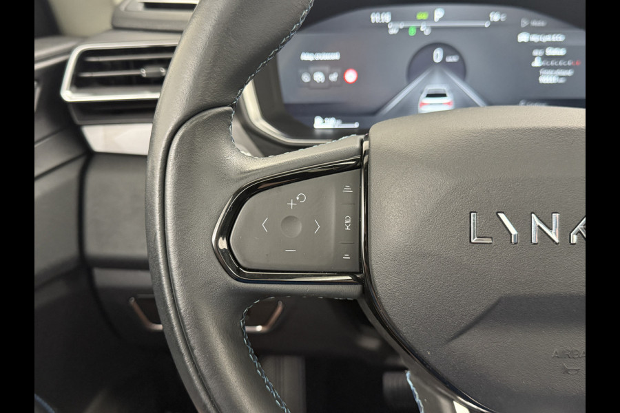 Lynk & Co 01 PHEV AUT-7 261pk Pano-Schuifdak Lmv 20" 360°Camera Apple Carplay Android Auto Adap.Cruise Navi Pdc Ecc Keyless Led Plug-In Hybri Elek.Memory.Stoel File assistent Dodehoek detector Elektrisch bedienbare achterklep Rijstrooksensor Wifi Verkeersbord detectie 425Nm koppel 3,7kw laadvermogen €41.883 Nieuwprijs