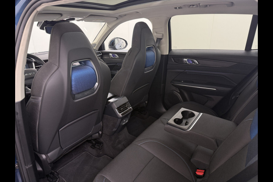 Lynk & Co 01 PHEV AUT-7 261pk Pano-Schuifdak Lmv 20" 360°Camera Apple Carplay Android Auto Adap.Cruise Navi Pdc Ecc Keyless Led Plug-In Hybri Elek.Memory.Stoel File assistent Dodehoek detector Elektrisch bedienbare achterklep Rijstrooksensor Wifi Verkeersbord detectie 425Nm koppel 3,7kw laadvermogen €41.883 Nieuwprijs