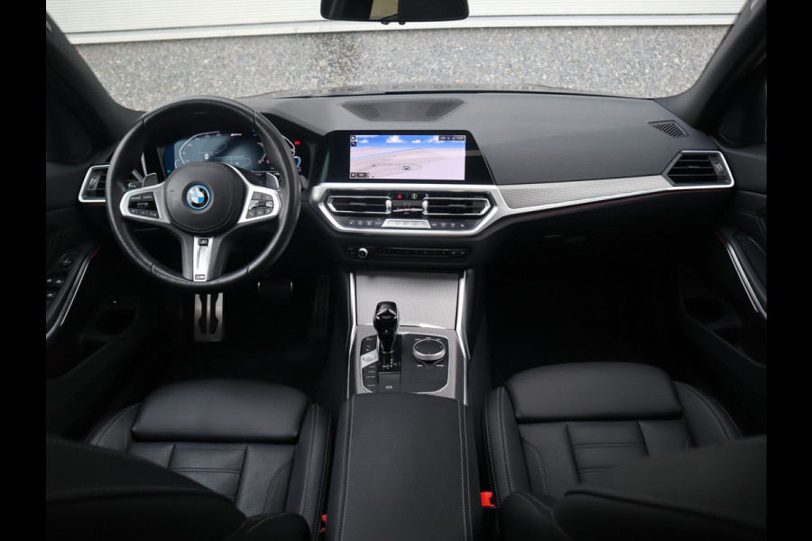 BMW 3-serie M-Sport 19inch / SOH91% / Glazen dak / HiFi / 50 Jahre / Camera / M Performance BMW 3-serie M-Sport 19inch / SOH91% / Glazen dak / HiFi / 50 Jahre / Camera / M Performance