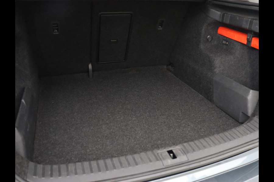 Škoda ENYAQ iV 60 | Trekhaak | Adaptive cruise | Camera | Keyless | Stuurverwarming | Half leder | 19'' | Carplay | Navigatie | Digital Cockpit | Full LED | File Assistent | Parkeerhulp Škoda ENYAQ iV 60 | Trekhaak | Adaptive cruise | Camera | Keyless | Stuurverwarming | Half leder | 19'' | Carplay | Navigatie | Digital Cockpit | Full LED | File Assistent | Parkeerhulp