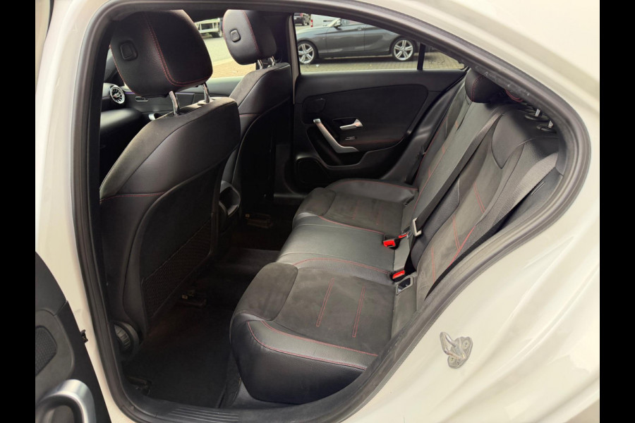 Mercedes-Benz A-Klasse A200 AMG Limo LED Pano Camera Sfeer Mercedes-Benz A-Klasse A200 AMG Limo LED Pano Camera Sfeer