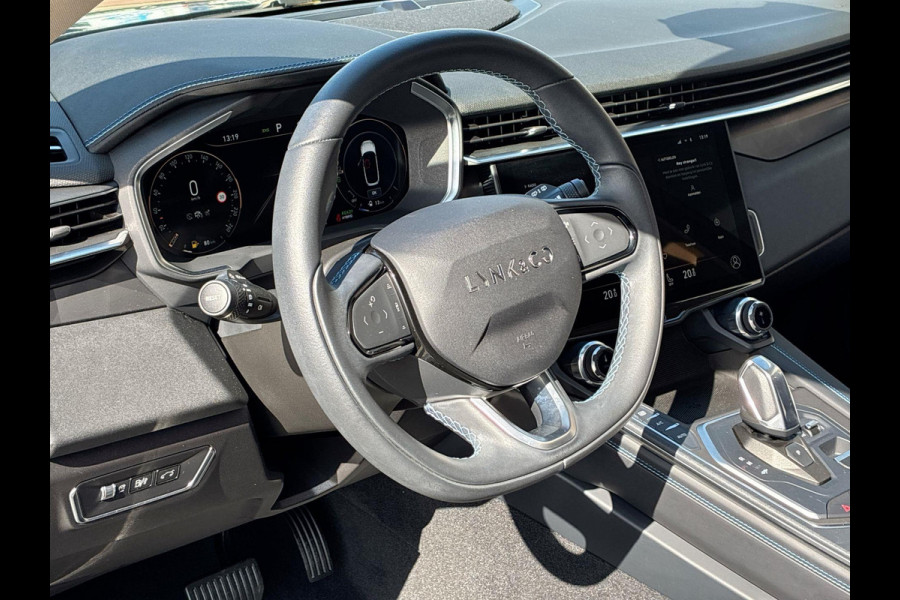 Lynk & Co 01 1.5 Plug in Hybrid 261pk | SkyRoof | 360° Camera | Climate Pack | Pilot Assist | Park Assist | Carplay Android auto