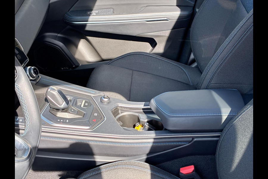 Lynk & Co 01 1.5 Plug in Hybrid 261pk | SkyRoof | 360° Camera | Climate Pack | Pilot Assist | Park Assist | Carplay Android auto