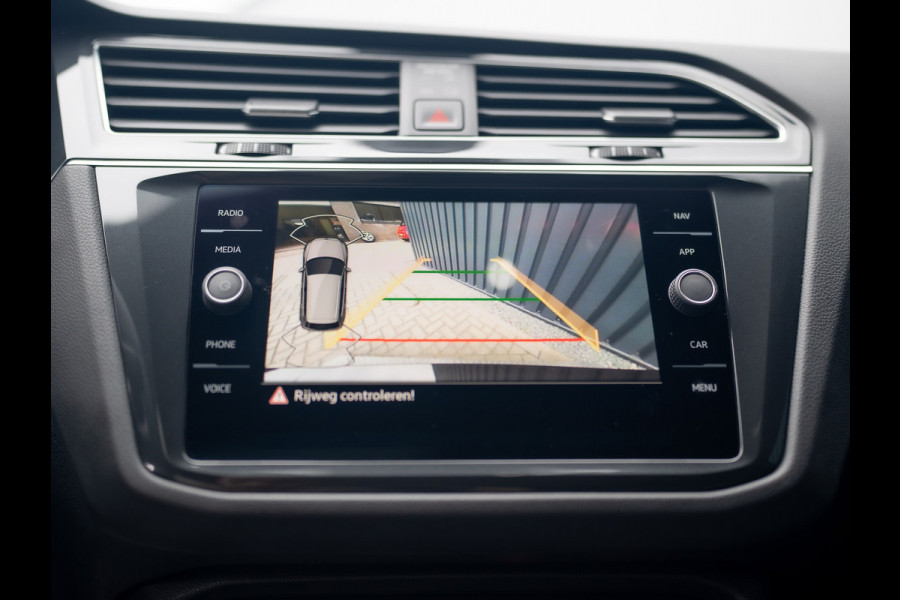 Volkswagen Tiguan 1.5 TSI R-Line Black Style | Panodak | Elk. A-klep | IQ Light | Camera | Prijs Rijklaar!! Volkswagen Tiguan 1.5 TSI R-Line Black Style | Panodak | Elk. A-klep | IQ Light | Camera | Prijs Rijklaar!!