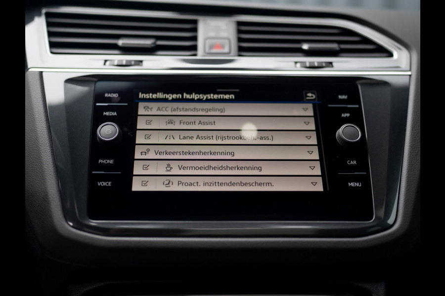 Volkswagen Tiguan 1.5 TSI R-Line Black Style | Panodak | Elk. A-klep | IQ Light | Camera | Prijs Rijklaar!! Volkswagen Tiguan 1.5 TSI R-Line Black Style | Panodak | Elk. A-klep | IQ Light | Camera | Prijs Rijklaar!!