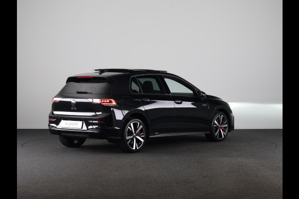 Volkswagen Golf 1.5 eHybrid GTE 272 pk Automaat (DSG) | Private lease vanaf € 782,- pm | Sportpakket | Panoramadak | Lederen bekleding | Elektr. trekhaak | Parkeersensoren | Blackstyle | Stoelverwarming |