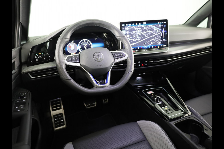 Volkswagen Golf 1.5 eHybrid GTE 272 pk Automaat (DSG) | Private lease vanaf € 782,- pm | Sportpakket | Panoramadak | Lederen bekleding | Elektr. trekhaak | Parkeersensoren | Blackstyle | Stoelverwarming |