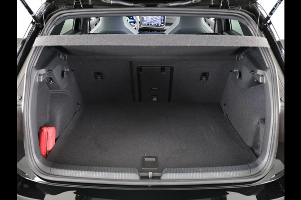Volkswagen Golf 1.5 eHybrid GTE 272 pk Automaat (DSG) | Private lease vanaf € 782,- pm | Sportpakket | Panoramadak | Lederen bekleding | Elektr. trekhaak | Parkeersensoren | Blackstyle | Stoelverwarming |